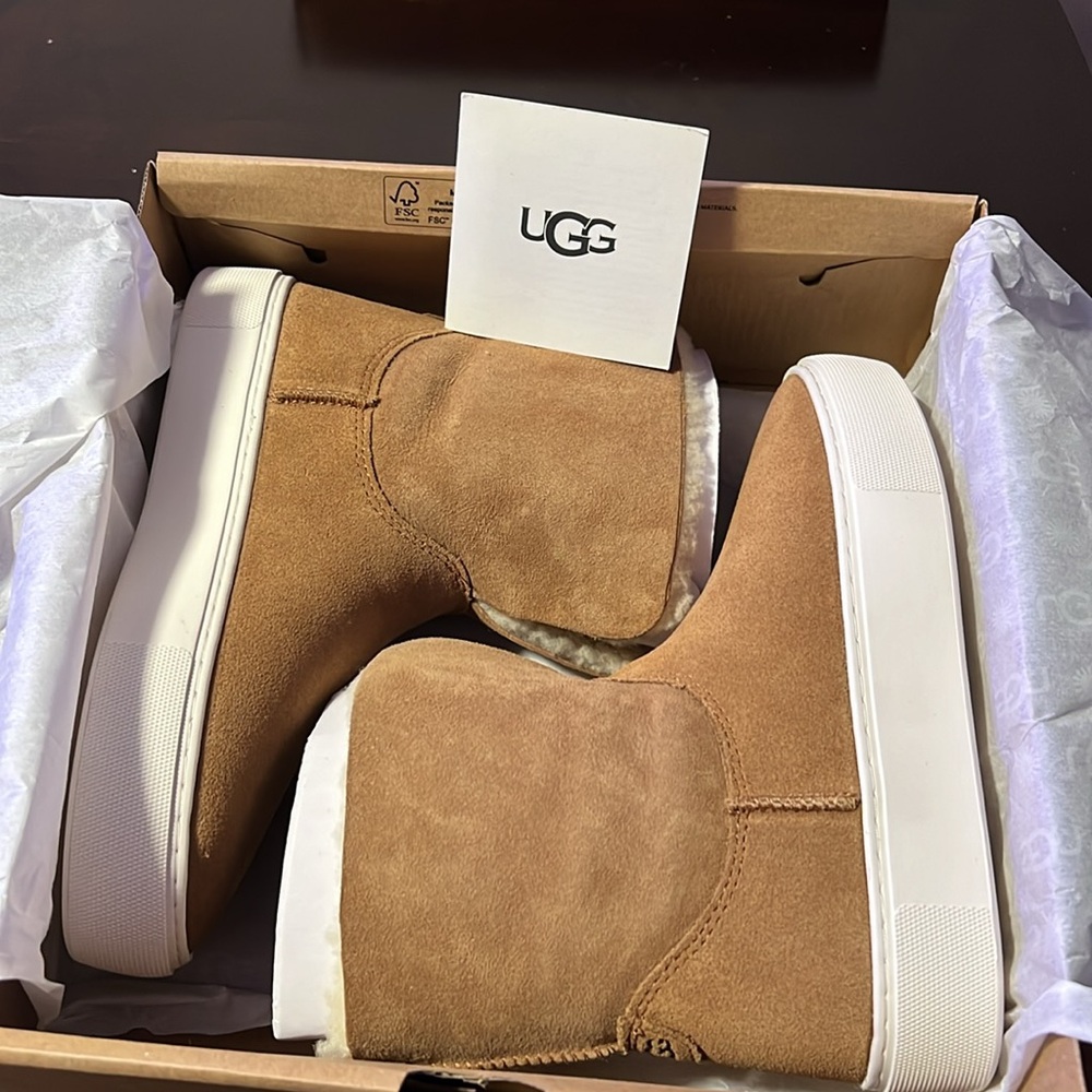 UGG Women's Lynus Sneaker Size 5 - Picture 7 of 7
